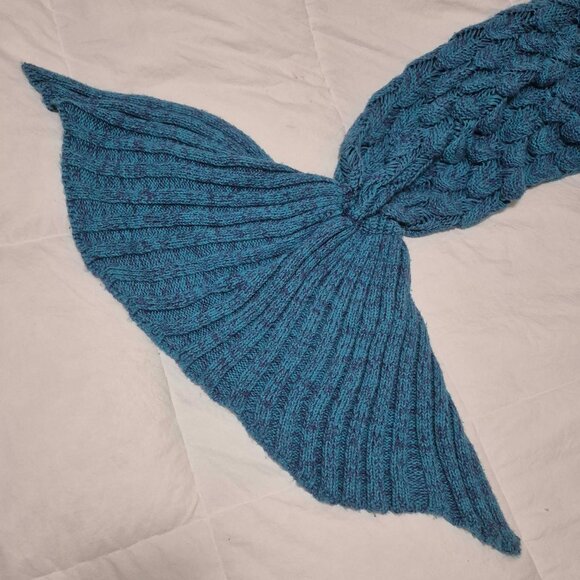 Turquoise Mermaid Tail Blanket for Adult size - Picture 6 of 15